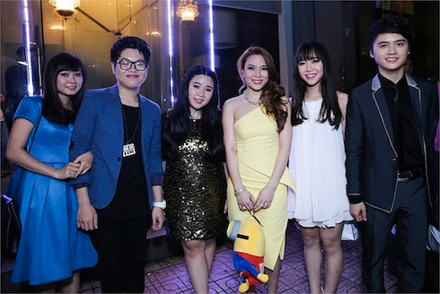 Trong một đêm nhạc cùng các học trò, 'Hoạ mi tóc nâu' xuất hiện với vẻ ngoài sành điệu tron chiếc đầm ngắn màu vàng.