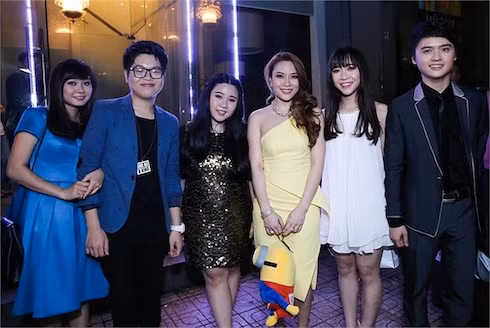 Trong một đêm nhạc cùng các học trò, 'Hoạ mi tóc nâu' xuất hiện với vẻ ngoài sành điệu tron chiếc đầm ngắn màu vàng.