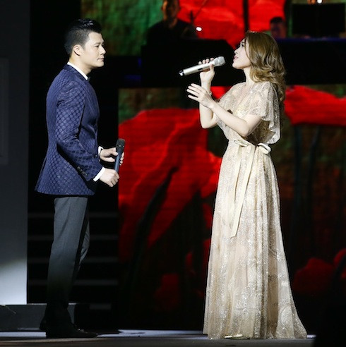 Đêm nhạc 'Ô cửa màu xanh' là một minh chứng về sự thay đổi rõ rệt trong phong cách thời trang của Mỹ Tâm khi cô diện hàng loạt những trang phục khiến công chúng hài lòng lên sân khấu.