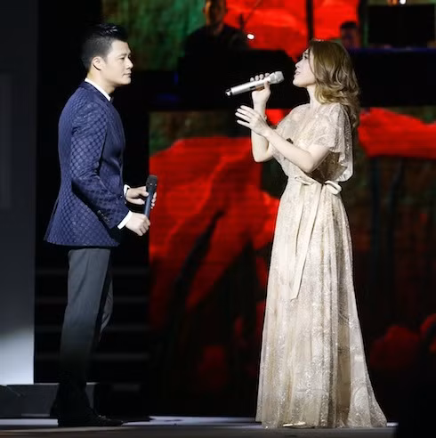 Đêm nhạc 'Ô cửa màu xanh' là một minh chứng về sự thay đổi rõ rệt trong phong cách thời trang của Mỹ Tâm khi cô diện hàng loạt những trang phục khiến công chúng hài lòng lên sân khấu.