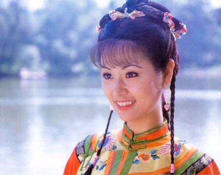 2. Lâm Tâm Như Nhiều người nói Lâm Tâm Như sinh ra là để đóng Hạ Tử Vy. Từ ngoại hình mong manh, đôi mắt biết nói, cử chỉ thanh tao đến thần thái e lệ đã tạo nên một nàng công chúa đúng nghĩa. Sau vai diễn này, Lâm Tâm Như cũng đảm nhiệm nhiều vai diễn khác nhau ở cả mảng điện ảnh và truyền hình, cũng như làm nhà sản xuất nhưng quá khó để vượt qua cái bóng của ngày xưa.