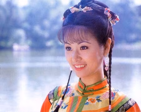 2. Lâm Tâm Như Nhiều người nói Lâm Tâm Như sinh ra là để đóng Hạ Tử Vy. Từ ngoại hình mong manh, đôi mắt biết nói, cử chỉ thanh tao đến thần thái e lệ đã tạo nên một nàng công chúa đúng nghĩa. Sau vai diễn này, Lâm Tâm Như cũng đảm nhiệm nhiều vai diễn khác nhau ở cả mảng điện ảnh và truyền hình, cũng như làm nhà sản xuất nhưng quá khó để vượt qua cái bóng của ngày xưa.