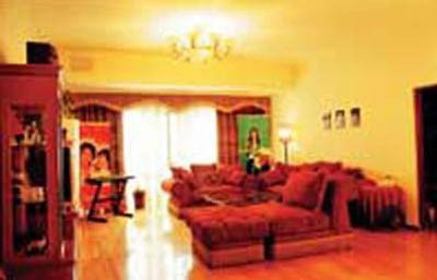 Sau này, nàng Kim Tỏa chuyển đến Bắc Kinh vì đặc thù công việc. Cô tậu một căn hộ chung cư tại khu thương vụ trung ương Trung Quốc SOHO. Căn hộ có tổng diện tích 180m2 với 2 phòng lớn và 3 phòng nhỏ. Tuy căn nhà được lắp đặt và trang trí “trọn gói”, việc bố trí và phối hợp các đồ dùng trong nhà được cô thảo luận kĩ với bố mẹ.