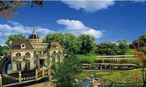 Quang cảnh Tinh Thúy Viên đẹp say đắm lòng người. Người bạn thân của Triệu Vy - Vương Phi cũng sở hữu một căn biệt thự tại khu nhà giàu này.