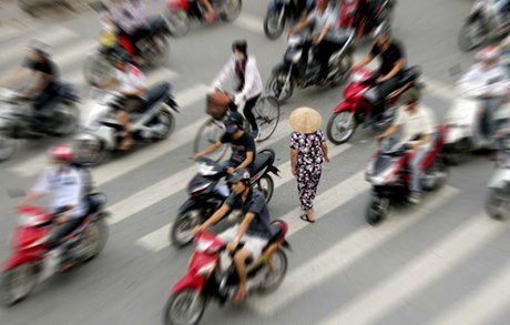 Phòng CSGT Hà Nội cho biết, trong thời gian qua, nhiều người đi bộ tham gia giao thông vi phạm và không chấp hành các quy định về trật tự an toàn giao thông như đi qua đường không đúng nơi quy định, vượt qua dải phân cách, đi vào đường cao tốc... Những vi phạm trên đã gây cản trở giao thông và làm tăng các vụ tai nạn trên địa bàn TP.Hà Nội.