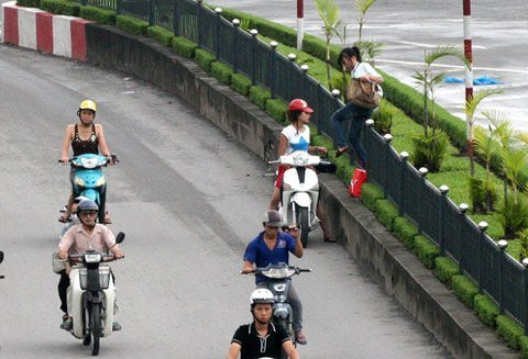 Thống kê của Phòng CSGT Hà Nội cho thấy, trong năm 2015, trên địa bàn Hà Nội xảy ra gần 1.700 vụ tai nạn giao thông. Trong đó, tai nạn giao thông liên quan đến người đi bộ xảy ra 112 vụ, chiếm 6,6%, tai nạn giao thông do người đi bộ gây ra xảy ra 33 vụ.