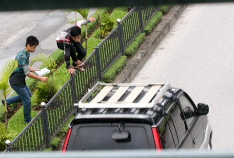 Gần trường ĐH Giao thông Vận tải có cầu vượt dành cho người đi bộ nhưng không ít sinh viên vì muốn nhanh chóng sang đường bắt xe buýt đã nhảy qua hàng rào sắt ngay trước đầu ôtô. (Ảnh: Vnexpress)