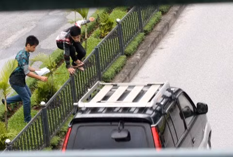 Gần trường ĐH Giao thông Vận tải có cầu vượt dành cho người đi bộ nhưng không ít sinh viên vì muốn nhanh chóng sang đường bắt xe buýt đã nhảy qua hàng rào sắt ngay trước đầu ôtô. (Ảnh: Vnexpress)