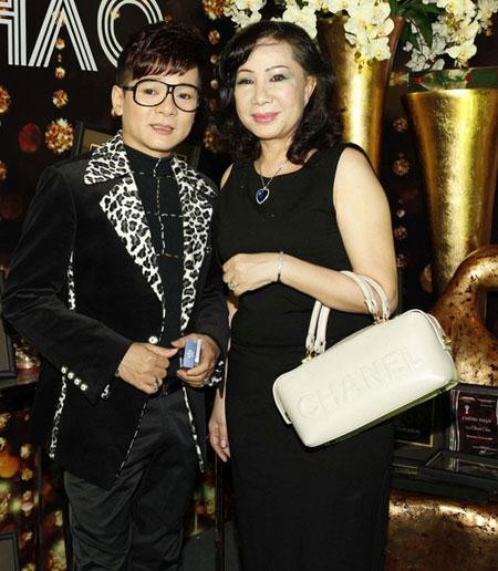 Nam ca sĩ Vũ Hà tiết lộ, anh gặp vợ trong một chương trình ca nhạc tổ chức tại Vũng Tàu. Lúc đó, Huyền Vân đã là một ca sĩ có chút tên tuổi tại Đà Nẵng, còn Vũ Hà mới tập tành đi hát thôi, còn công việc chính là thợ cắt tóc.