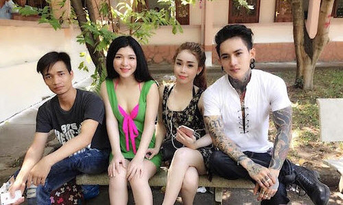 Hot boy xăm trổ là bạn diễn của Lệ Rơi và hai cô gái xinh xắn.