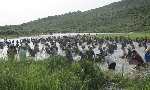 Hàng nghìn người dân tham gia lễ hội bắt cá.