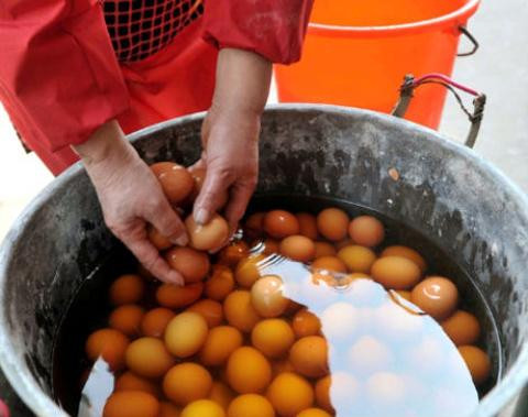 Meo giup ban nhan biet ngay trung ga da bi tay trang-Hinh-2