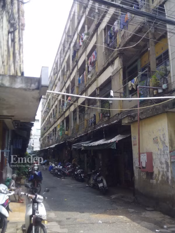 Chung cư Cô Giang xuống cấp nghiêm trọng và nguy cơ sụp đổ rất cao.