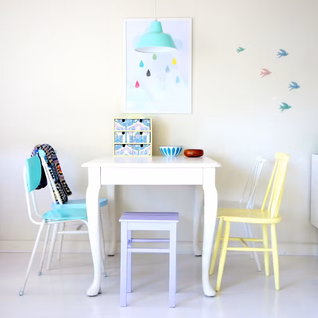 Thêm sự góp mặt của tranh treo tường và đèn thả trần giúp vẻ đẹp của góc nhỏ thêm hoàn thiện.