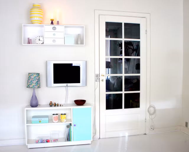 Dù sống một mình nhưng cô gái vẫn tạo cho chốn đi về của mình một không gian làm việc kiêm ăn uống khá tươm tất.