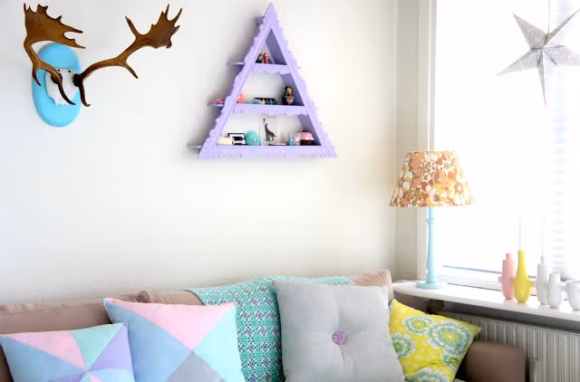 Phía trong cùng là không gian tiếp khách, cũng là nơi nghỉ ngơi hàng ngày của cô nàng độc thân.