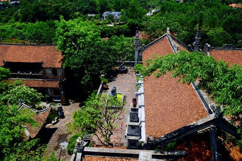 2. Việt phủ Thành ChươngViệt phủ Thành Chương nằm trên khoảnh đất rộng 8.000m2 thuộc địa phận xã Hiền Ninh, Sóc Sơn, hà Nội. Đây là tâm huyết suốt nhiều năm của họa sĩ Thành Chương và người vợ của mình - Ngô Hương. Trải qua 15 năm, Việt phủ Thành Chương gần như trở thành một bảo tàng tư nhân với phong cách kiến trúc độc đáo, đậm nét văn hoá dân gian Việt. Không gian văn hóa đã từng được giới thiệu trên nhiều tạp chí thế giới như The New York Times, International Herald Tribune, Telegraph...Năm 2004, nơi đây còn từng đón Hoàng Hậu và phái đoàn Hoàng gia Thuỵ Điển đến thăm.