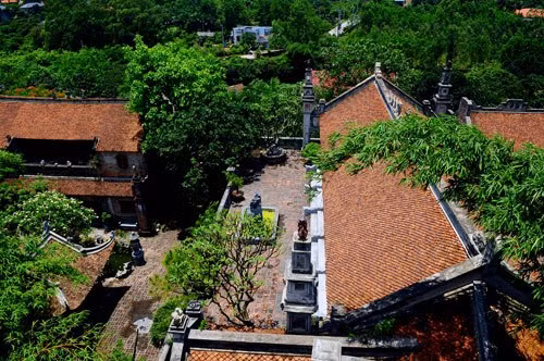 2. Việt phủ Thành Chương Việt phủ Thành Chương nằm trên khoảnh đất rộng 8.000m2 thuộc địa phận xã Hiền Ninh, Sóc Sơn, hà Nội. Đây là tâm huyết suốt nhiều năm của họa sĩ Thành Chương và người vợ của mình - Ngô Hương. Trải qua 15 năm, Việt phủ Thành Chương gần như trở thành một bảo tàng tư nhân với phong cách kiến trúc độc đáo, đậm nét văn hoá dân gian Việt. Không gian văn hóa đã từng được giới thiệu trên nhiều tạp chí thế giới như The New York Times, International Herald Tribune, Telegraph...Năm 2004, nơi đây còn từng đón Hoàng Hậu và phái đoàn Hoàng gia Thuỵ Điển đến thăm.