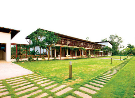 1. Nhà triệu đô của ca sĩ Mỹ Linh Năm 2009, vợ chồng nữ ca sỹ Mỹ Linh – nhạc sỹ Anh Quân chuyển về sống ở căn biệt thự vườn tại Sóc Sơn, Hà Nội. Vợ chồng cô đã mua mảnh đất rộng gần 1,3 hecta này từ năm 2001 nhưng đến năm 2008 mới khởi công xây dựng. Đất rộng nên vợ chồng nữ ca sĩ chỉ thiết kế biệt thự 1 tầng thoáng mát rộng 300m2. Phần còn lại là khu bể bơi và vui chơi ngoài trời, kèm thêm vườn cây, ao cá, chuồng gà. Để xây dựng căn nhà này, vợ chồng cô tốn ít nhất 1 triệu đô, chưa kể tiền nội thất.