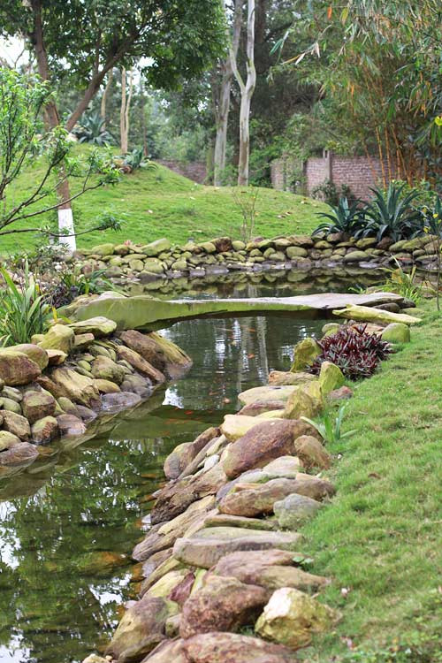 Diện tích các khu xây dựng của nhà Mỹ Linh gồm ngôi nhà một tầng diện tích khoảng 300m2, nhà thu âm 90m2, bể bơi 60m2, 300m2 trồng cỏ, còn lại là khu vườn - ao - chuồng.