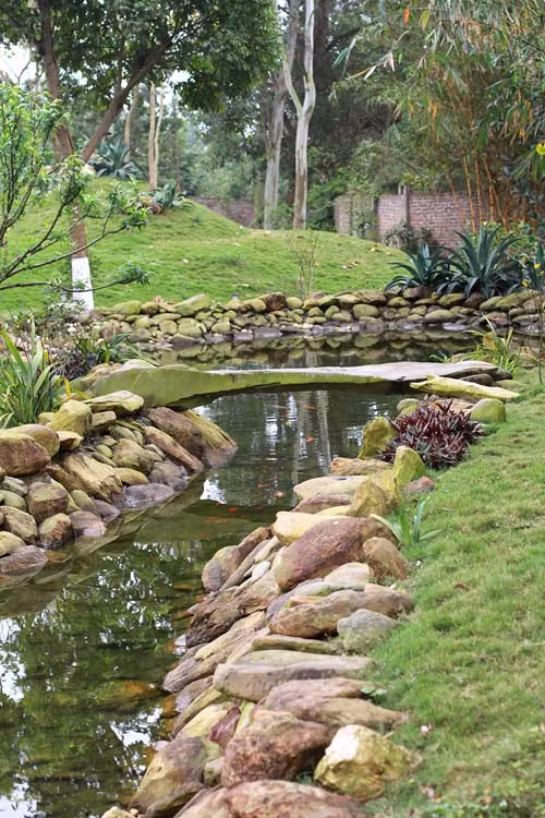 Diện tích các khu xây dựng của nhà Mỹ Linh gồm ngôi nhà một tầng diện tích khoảng 300m2, nhà thu âm 90m2, bể bơi 60m2, 300m2 trồng cỏ, còn lại là khu vườn - ao - chuồng.