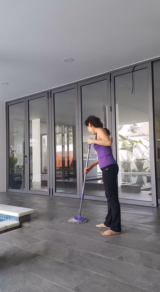 Thay vì để hết việc nhà cho người giúp việc, bà Ngọc Hương tự tay đảm nhiệm việc lau chùi nhà cửa.