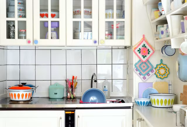 Nhìn vào góc bếp với vô vàn những phụ kiện nấu ăn và đồ trang trí cũng đủ để hiểu rằng, đây là nơi cô nàng yêu thích nhất trong căn hộ của mình.