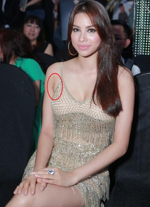 Cô nàng trông vô cùng sexy khi khoe vòng ngực lấp ló cùng đôi chân dài thon gọn. Thế nhưng, vì là chiếc đầm 2 dây nên Hoa hậu Phạm Hương đã để lộ vùng nách kém duyên.