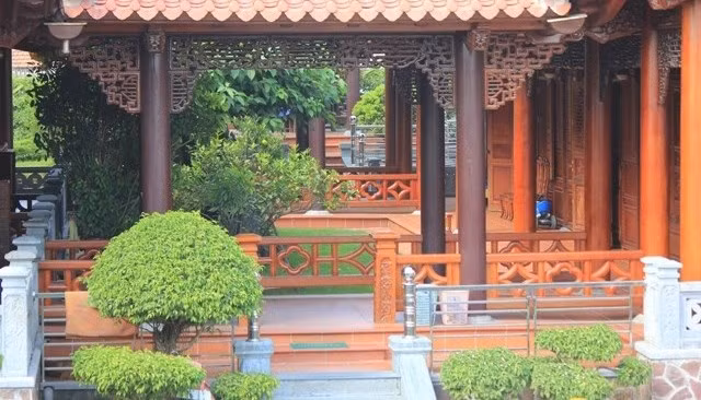 Sau gần 1 năm nghiên cứu, học theo các chi tiết các tòa nhà ở phủ Hòa Thân, những người thợ bắt đầu về xây dựng ngôi nhà trong khoảng 5 năm mới hoàn thành.