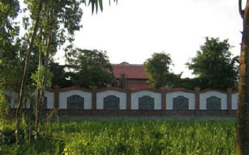 Bức tường bao quanh cao khoảng gần 4 mét, được dát toàn đá trắng được nghiền tròn. Giá của bức tường là 2 tỷ đồng?