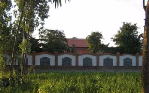 Bức tường bao quanh cao khoảng gần 4 mét, được dát toàn đá trắng được nghiền tròn. Giá của bức tường là 2 tỷ đồng?