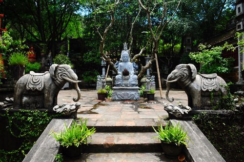 Vườn tượng đá cổ, phía sau là Tượng Phổ Hiền Bồ Tát.