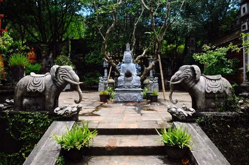 Vườn tượng đá cổ, phía sau là Tượng Phổ Hiền Bồ Tát.