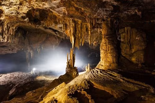 Được biết, hãng phim Legendary Pictures (Hollywood) sẽ thực hiện cảnh quay tại 3 địa điểm ở Quảng Bình là thung lũng Chà Nòi thuộc khu vực đèo Đá Đẽo xã Thượng Hóa, huyện Minh Hóa; hồ nước Yên Phú thuộc xã Trung Hóa, huyện Minh Hóa và khu vực sông suối, hang Chuột thuộc xã Tân Hóa, huyện Minh Hóa.