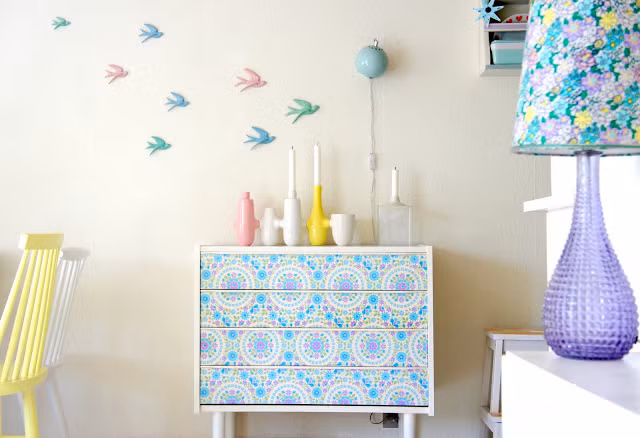 Đàn chim én được dán lên tường cũng là một trong những chi tiết tạo nên sự độc đáo đầy thú vị cho căn hộ nhỏ của cô gái.