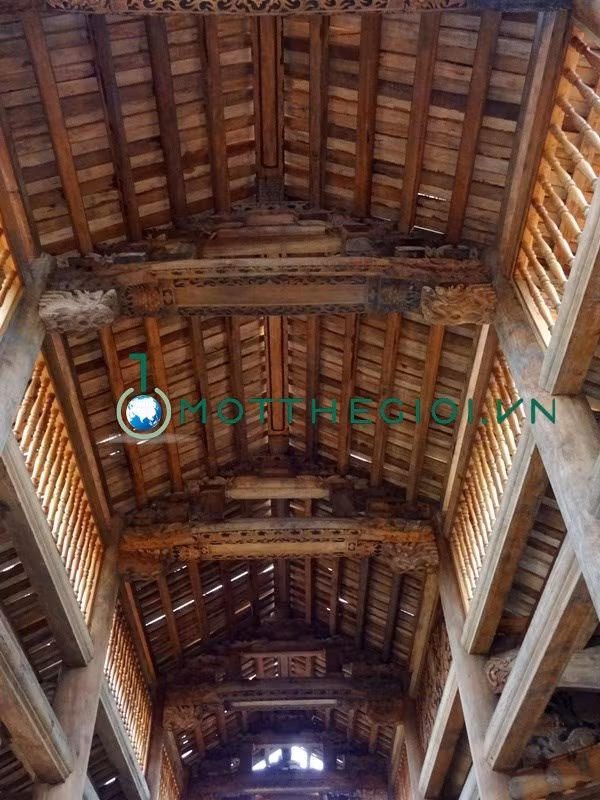 Khi công trình đã gần hoàn thành, vào chiều 24.2,công trình nhà thờ tổ nghiệp của danh hài Hoài Linh do không có giấy phép xây dựng nên đã bị lập biên bản, xử phạt hành chính 6,2 triệu đồng. Và với vi phạm này, theo quy định, công trình xây dựng của Hoài Linh cũng bị tạm đình chỉ thi công. Danh hài Hoài Linh sẽ phải bổ sung các thủ tục pháp lý liên quan như chuyển mục đích sử dụng đất và xin giấy phép xây dựng.