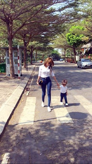 Hai mẹ con Elly Trần diện quần bò, áo trắng, đeo kính râm cực phong cách.