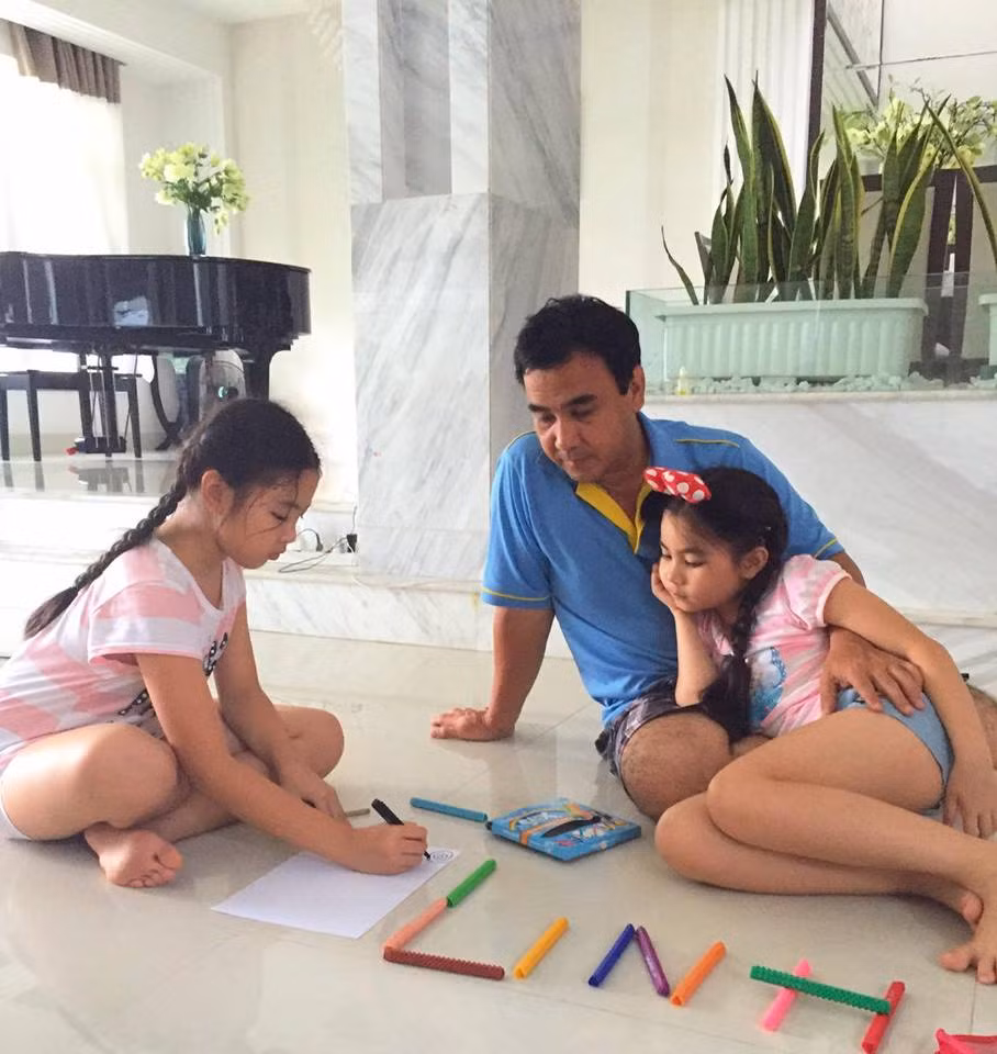 Sau mỗi ngày làm việc vất vả, Quyền Linh lại trở về tổ ấm cùng chơi đùa với hai cô công chúa - Thảo Linh (Lọ Lem) và Thảo Ngọc (Hạt Dẻ).