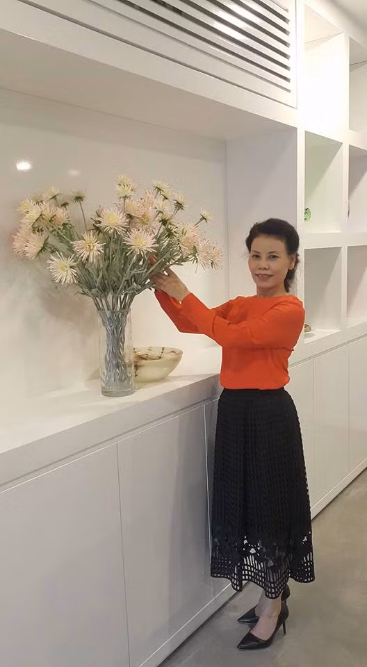 Nhiều người khá bất ngờ khi biết những lọ hoa trong căn biệt thự luôn do tự tay bà Ngọc Hương chăm chút.