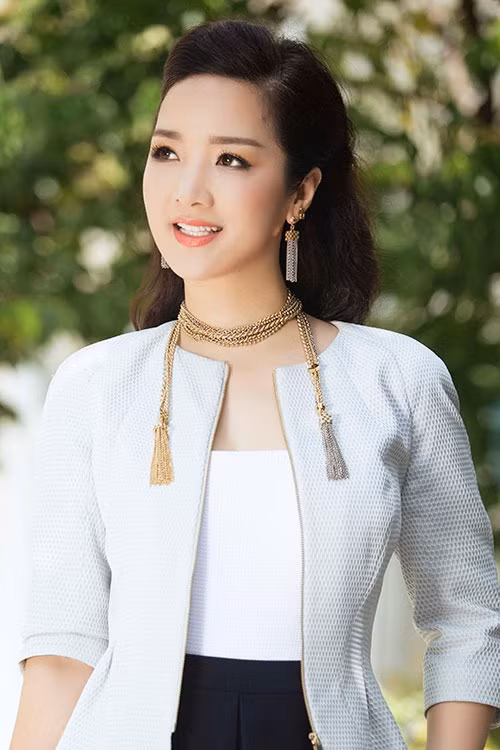 Giáng My quan niệm, yếu tố giữ gìn nhan sắc quan trọng nhất không phải là các phương pháp làm đẹp mà chính ở thái độ sống. "Sự trẻ hóa phải đến từ bên trong chứ không phải bên ngoài, mỹ phẩm chỉ để bổ sung. Khi bạn không khỏe thì có đẹp đến mấy, thần thái cũng không có sức sống. Do vậy phải khỏe, phải có thể lực, cơ thể mới dẻo dai, thanh xuân được. Điều quan trọng nhất quyết định sự trẻ trung của phụ nữ chính là mỗi người có ý thức tự bản thân, biết lắng nghe cơ thể mình, giỏi hơn có thể làm bác sĩ cho chính mình", Hoa hậu Đền Hùng tâm sự.