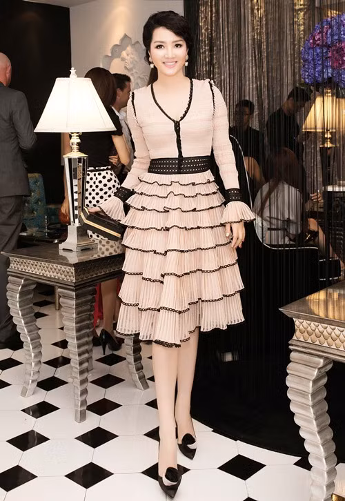 Nói về bí quyết trẻ lâu, "mỹ nhân không tuổi" chia sẻ, mỗi khi công việc quá áp lực, stress, mất ngủ, cô sẽ tìm đến nơi có thiên nhiên, nghỉ ngơi thư giãn trong vòng 1-2 ngày để cân bằng, tái tạo lại năng lượng. Trong cuộc sống thường ngày, người đẹp sinh năm 1971 ít khi để cảm xúc bị chế ngự mà tự nhiên bày tỏ vui, buồn, chia sẻ hạnh phúc, nỗi đau với bạn bè rồi viết thơ, sáng tác nhạc.