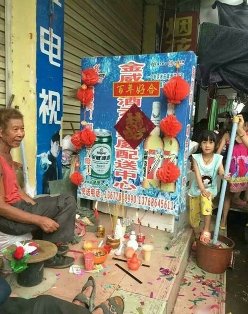 Đó là đám cưới của một người đàn ông tên là là A Lan ở thôn Tân Thịnh, trấn Vân Biểu, huyện Hoành thuộc thành phố Nam Ninh, tỉnh Quảng Tây, Trung Quốc. A Lan vốn là một người đàn ông vô gia cư, lang thang khắp nơi, nay đây mai đó nhặt nhạnh mọi thứ người khác bỏ đi để cầm cự cuộc sống qua ngày. Không ai ngờ rằng, A Lan có thể cưới vợ, lại là một cô vợ khá trẻ, khỏe mạnh.