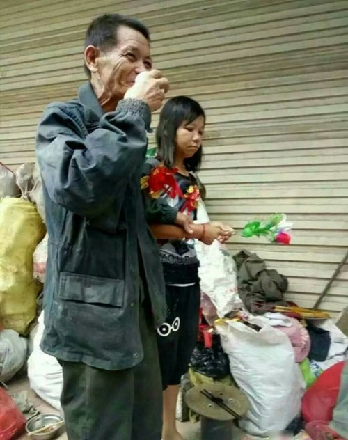 Đám cưới của A Lan được tổ chức ngay tại vỉa hè, hoàn toàn không có bất cứ cỗ bàn gì, chỉ có những thứ cơ bản nhất để do những người dân địa phương quyên góp cho. Thế nhưng đám cưới của A Lan ai cũng vui vẻ, từ cô dâu chú rể đến những người vô gia cư cùng hoàn cảnh - là bạn bè với A Lan.