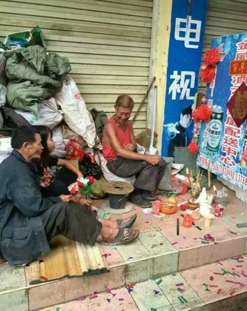 Vợ của A Lan trẻ hơn rất nhiều so với chồng nhưng trên gương mặt của cô gái không lộ bất cứ vẻ gì là bị cưỡng bức, ép buộc.