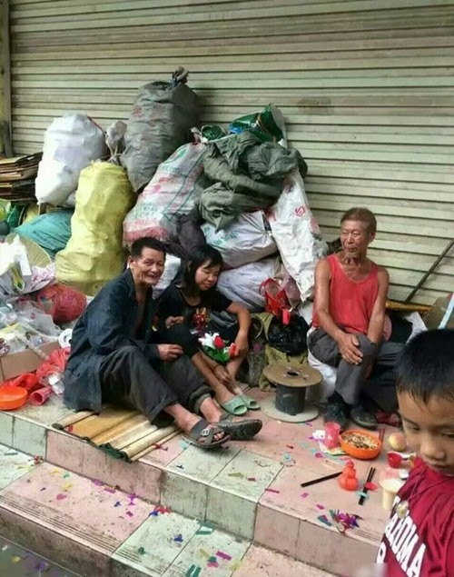 Sau khi những hình ảnh về đám cưới lang thang của A Lan được báo đài địa phương đăng tải thông tin, rất nhanh đã nhận được sự chú ý lớn của dư luận. Nhiều cư dân mạng vô cùng ngưỡng mộ A Lan tay không mà rước được cô vợ trẻ. Đồng thời cũng không ít người ca thán rằng, trong khi họ có nhà, có xe vẫn cô đơn, không thể tìm được một nửa của mình thì A Lan có thể cưới vợ mà không cần bất cứ của cải gì.