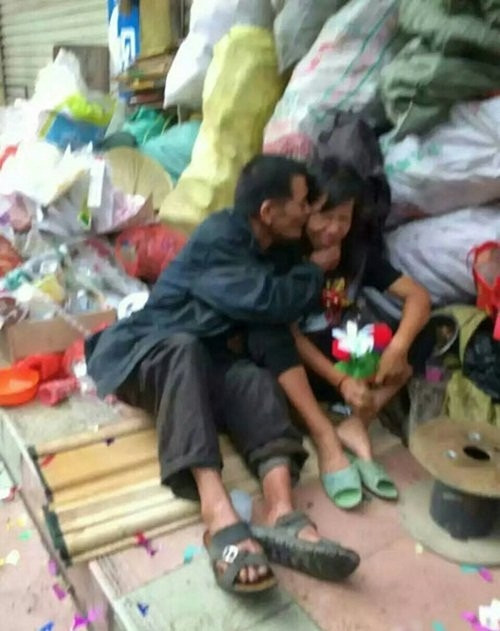 Nhiều người sau khi xem những hình ảnh về đám cưới của A Lan cũng tỏ ra vô cùng lạc quan, bình luận hài hước rằng, Trung Quốc có hơn 1,3 tỷ dân, kiểu gì cũng tìm được một người thuộc về mình.