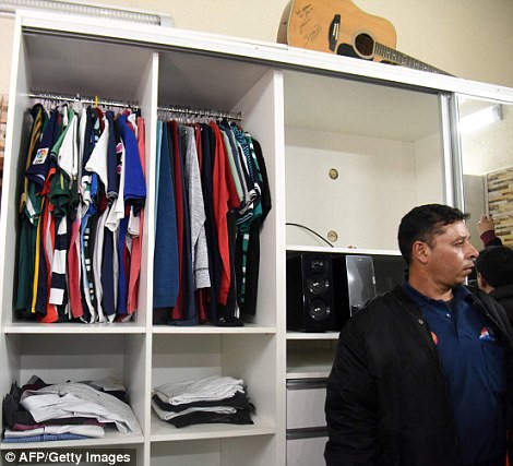 Tủ quần áo chứa đầy đồ trong buồng giam của Jarvis. (ảnh: AFP).