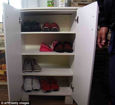 Kệ giày với những đôi giày thời thượng để trùm ma túy có thể thay đổi tùy thích. (ảnh: AFP).