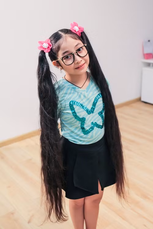 Được biết mái tóc suôn tự nhiên này được nuôi từ khi Hồng Minh còn nhỏ. Để đến bây giờ cô bé mới có thể sở hữu được mái tóc đặc biệt tới như vậy.