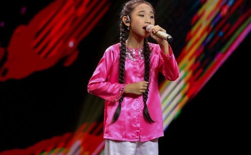 Hình tượng cô bé với mái tóc dài thắt bím 2 bên cùng bộ áo bà ba là điều Thùy Dung để lại sau vòng giấu mặt. Cùng chờ đợi sự thể hiện của “bản sao” Phương Mỹ Chi ở những vòng tiếp theo nhé!